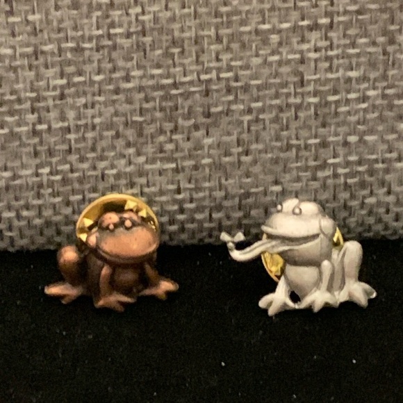 ♥️ Sale 3for$15! Two Frog Pins signed “JJ” Silvertone Coppertone - Picture 1 of 3